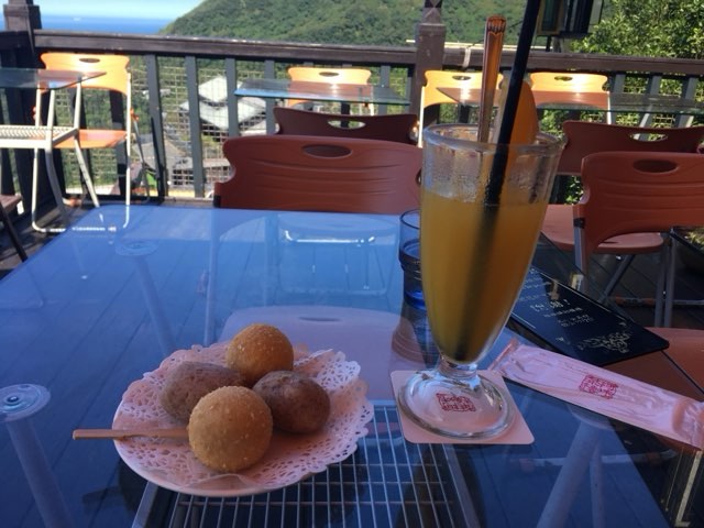 タロイモ団子とオレンジジュース