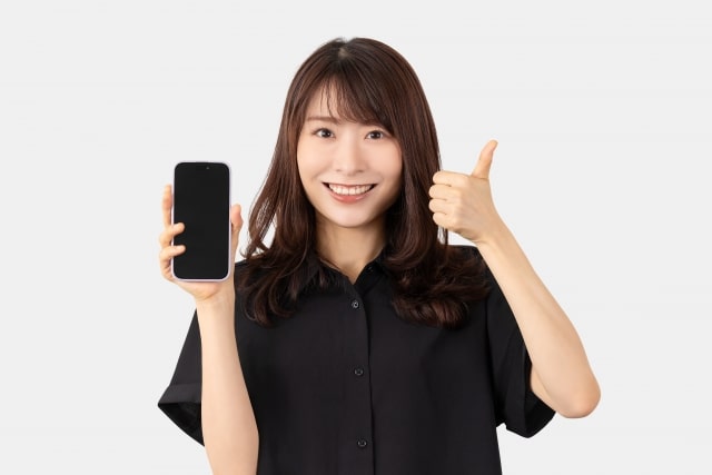 スマホを持っていいねする女性